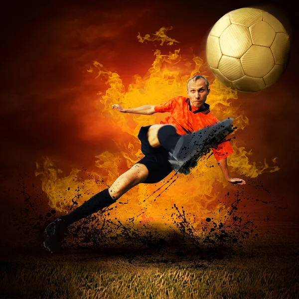 Футболіст у вогні полум'я на відкритому повітрі — стокове фото