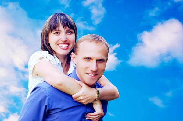 Boldog pár az égen háttér — Stock Fotó