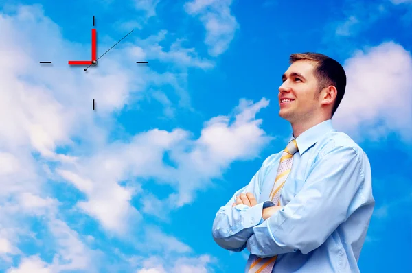Empresários felizes no céu com nuvens de fundo — Fotografia de Stock