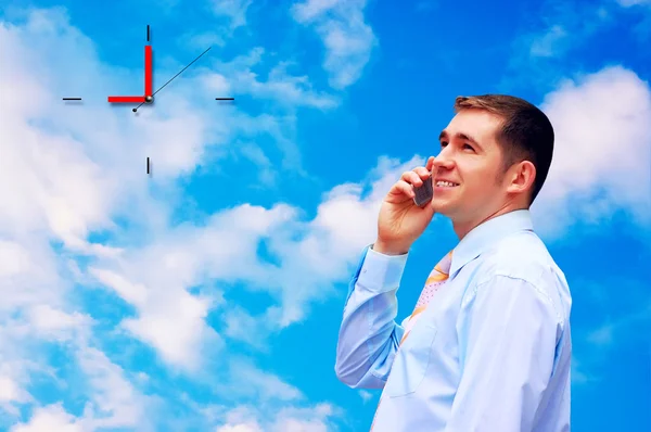 Glad affärsmän på himlen med moln bakgrund — Stockfoto
