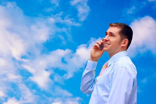 Zufriedene Geschäftsleute am Himmel mit Wolkenhintergrund — Stockfoto