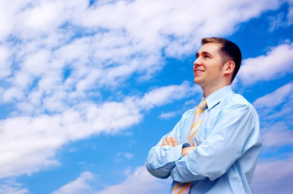 雲の背景が付いている空に幸せなビジネスマン — ストック写真
