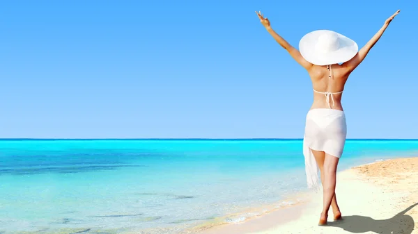Jonge mooie vrouwen in het wit op de zonnige tropisch strand — Stockfoto