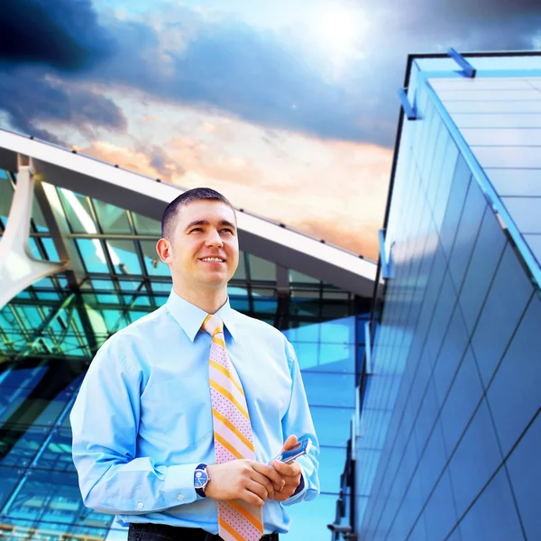Щастя бізнесмен на фоні бізнес-архітектури — стокове фото
