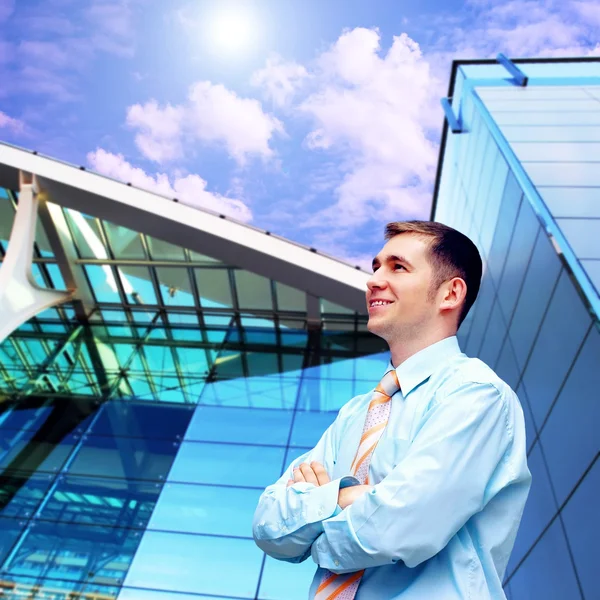 Счастье бизнесмен на фоне бизнес-архитектуры — стоковое фото