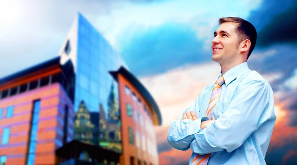 Felicità uomo d'affari sullo sfondo di architettura aziendale — Foto Stock