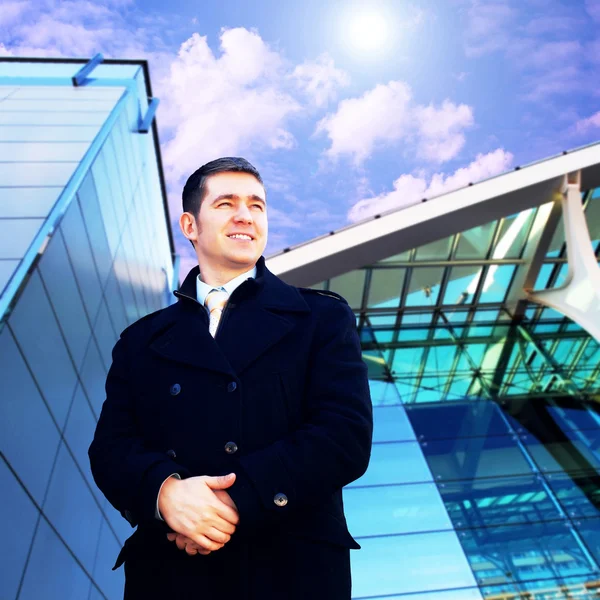 Felicidad hombre de negocios en el fondo de la arquitectura empresarial —  Fotos de Stock