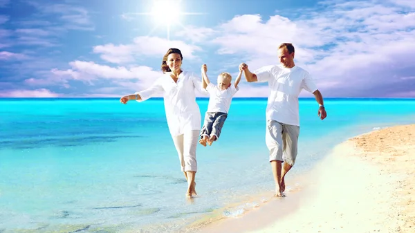 Vista de la feliz familia joven divirtiéndose en la playa —  Fotos de Stock