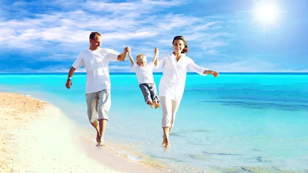 Weergave van gelukkige jonge familie plezier op het strand — Stockfoto