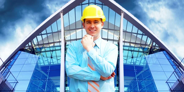Ung arkitekt bär en skyddande hjälm stående på bygg — Stockfoto