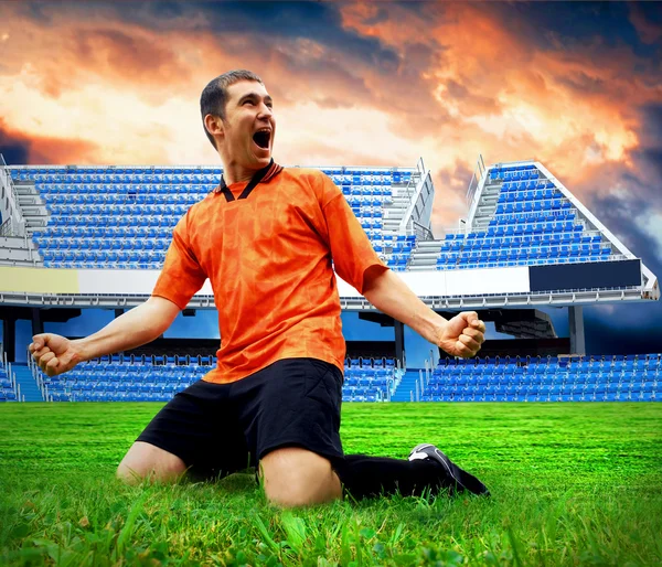 Felicità calciatore dopo gol sul campo di stadio und — Foto Stock