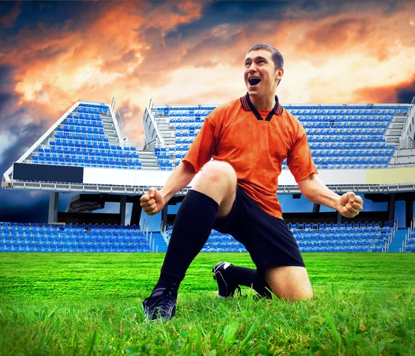 Felicidad jugador de fútbol después de gol en el campo de estadio und —  Fotos de Stock