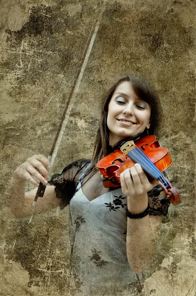 Hermosa violinista femenina tocando violín en el backgrou grunge —  Fotos de Stock