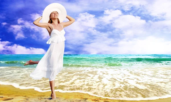 日当たりの良い tropi のパレオと白の若い美しい女性 — ストック写真