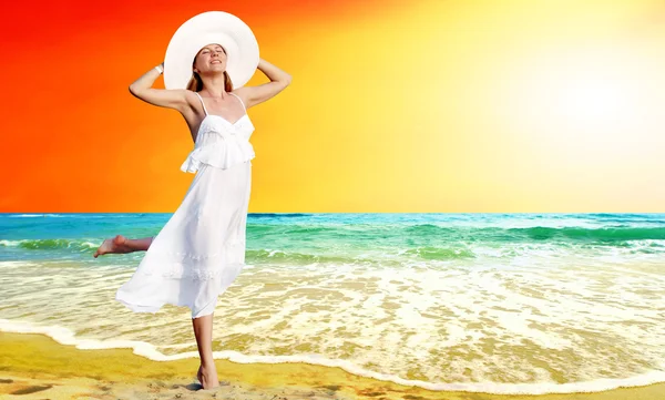 Giovani belle donne in bianco con pareo sul soleggiato tropi — Foto Stock