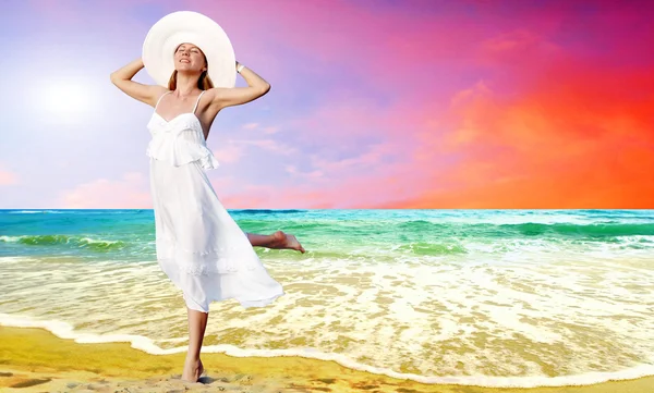 Pareo güneşli önemli üzerinde beyazla genç güzel kadın — Stok fotoğraf
