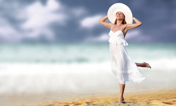 Молоді красиві жінки в білому з парео на сонячному тропі — стокове фото