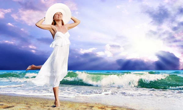 흰색 밝은 tropi에 숄을에 젊은 아름 다운 여자 — 스톡 사진