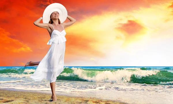 Unga vackra kvinnor i vitt med sarong på den soliga tropi — Stockfoto