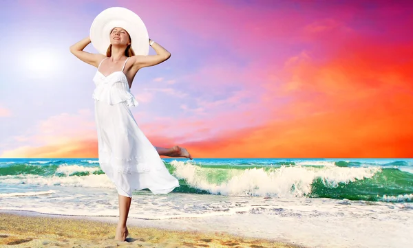 Молодые красивые женщины в белом с парео на солнечном тропи — стоковое фото