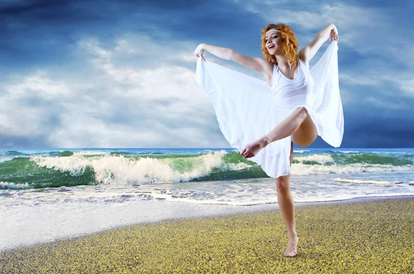 Donna ballerina in posa sulla spiaggia — Foto Stock