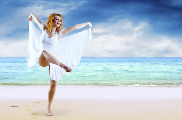 Bailarina posando en la playa — Foto de Stock