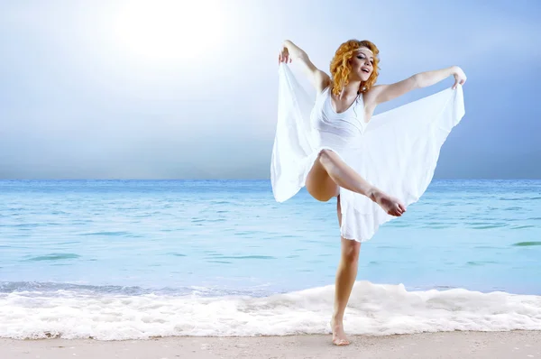 Vrouw danser die zich voordeed op het strand — Stockfoto