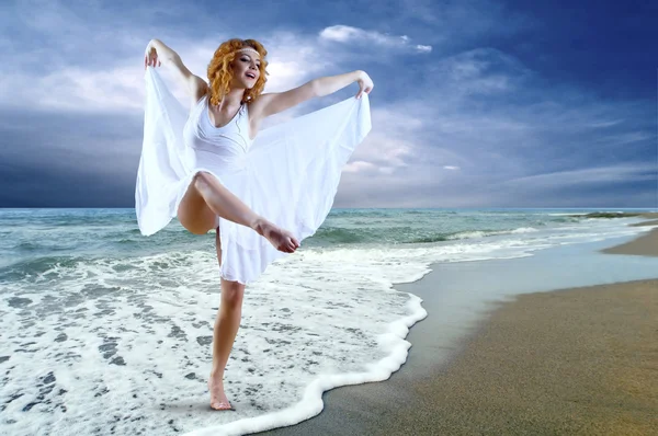 해변에서 포즈를 취하는 여자 댄서 — 스톡 사진