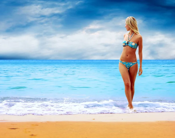 Mujeres hermosas jóvenes en la soleada playa tropical en bikini —  Fotos de Stock