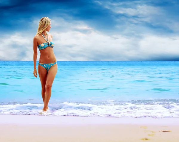 Tinere femei frumoase pe plaja tropicală însorită din bikini — Fotografie, imagine de stoc