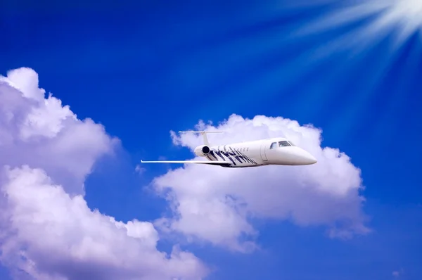 Великий реактивний літак летить на ідеальному фоні неба — стокове фото