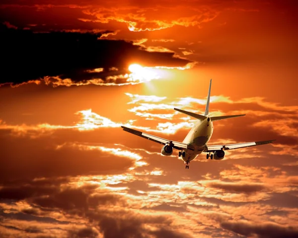Uçak üzerinde gökyüzü günbatımı — Stok fotoğraf