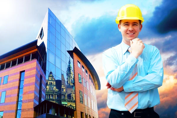 Молодий архітектор у захисному шоломі стоїть на бульйоні — стокове фото