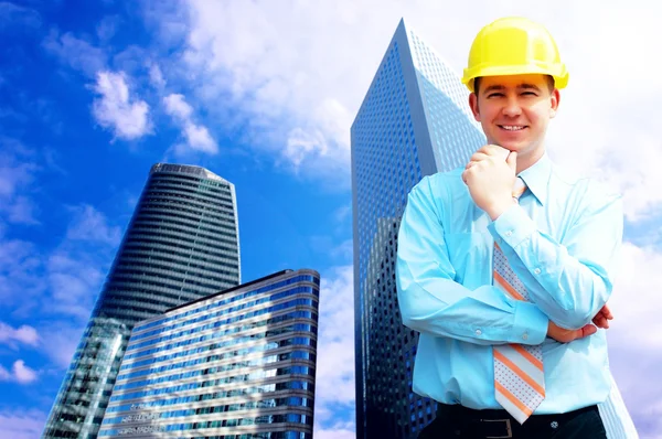Junger Architekt mit Schutzhelm steht auf dem Bau — Stockfoto