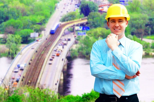 Ung arkitekt bär en skyddande hjälm stående på bygg — Stockfoto