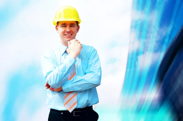 年轻的建筑师戴防护头盔站上唱主角 — 图库照片