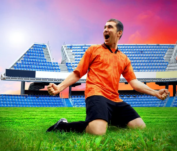 Счастье футболиста после гола на поле стадиона и — стоковое фото