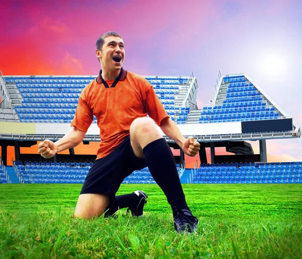 Sonra hedef alan stadyum und mutluluk futbol oyuncu — Stok fotoğraf