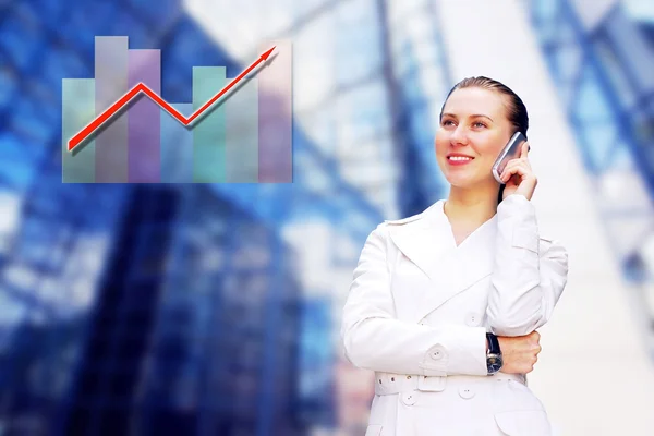 Štěstí ženy podnikání-volejte telefonicky na pozadí architektury podnikání — Stock fotografie