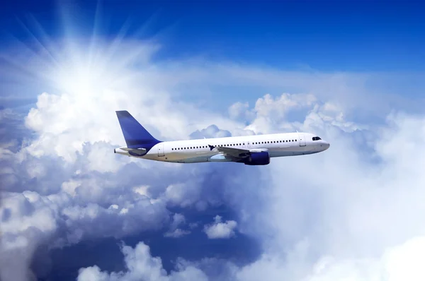 Vliegtuig op vlieg op de hemel met wolken — Stockfoto