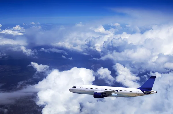 Aereo a volare sul cielo con le nuvole — Foto Stock