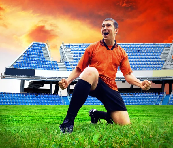 Szczęście piłkarz po bramce na polu und stadion — Zdjęcie stockowe