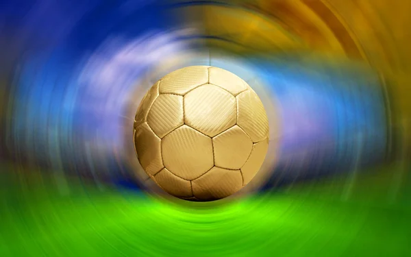 Футбольный мяч на фоне размытого стадиона — стоковое фото