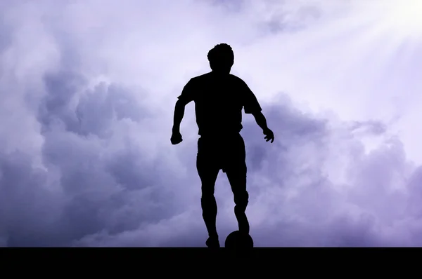Silhouettes de footballeurs sur le ciel couchant — Photo