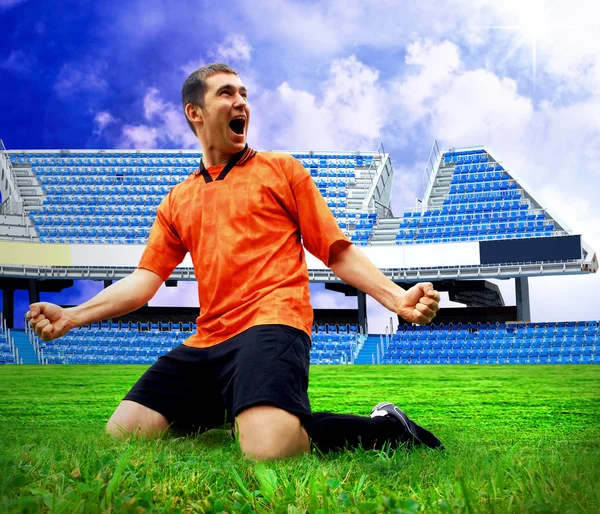 Geluk football speler na doel op het gebied van stadion und — Stockfoto