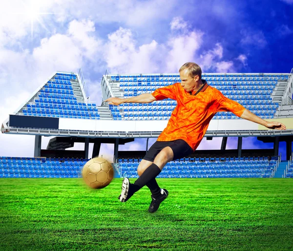 Sonra hedef alan stadyum und mutluluk futbol oyuncu — Stok fotoğraf