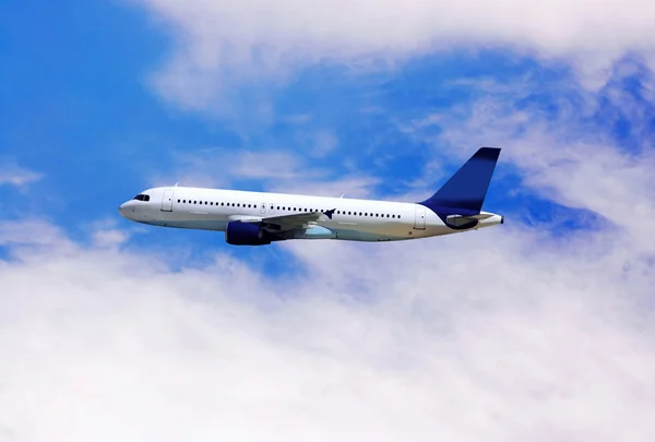 Flygplan på blå himmel — Stockfoto