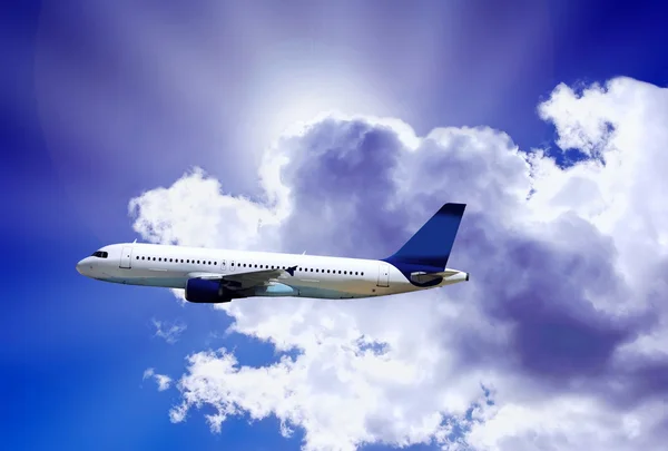 飞机在蓝色的天空 — 图库照片