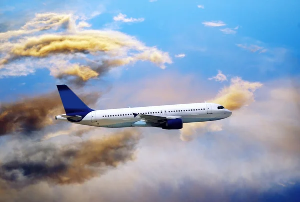 Samolot na błękitne niebo — Zdjęcie stockowe