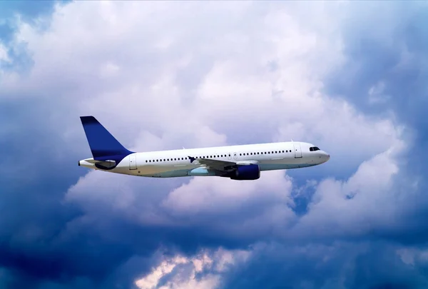 Avión en el cielo azul —  Fotos de Stock